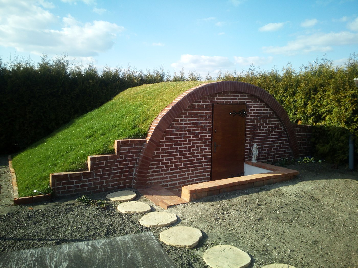 Piwniczka ogrodowa ze schodami