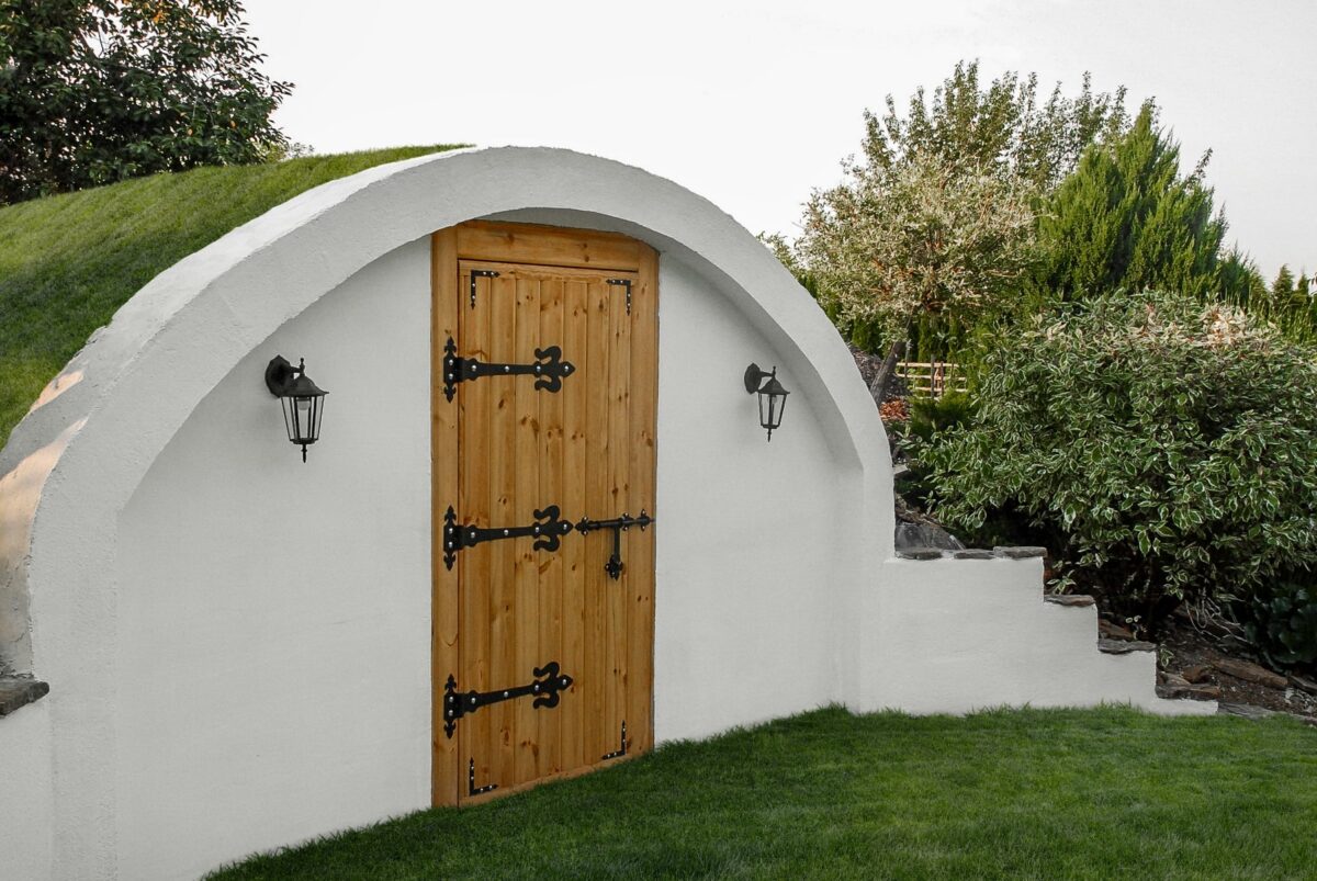 Wiosenne porządki w ogrodzie z piwniczką przydomową